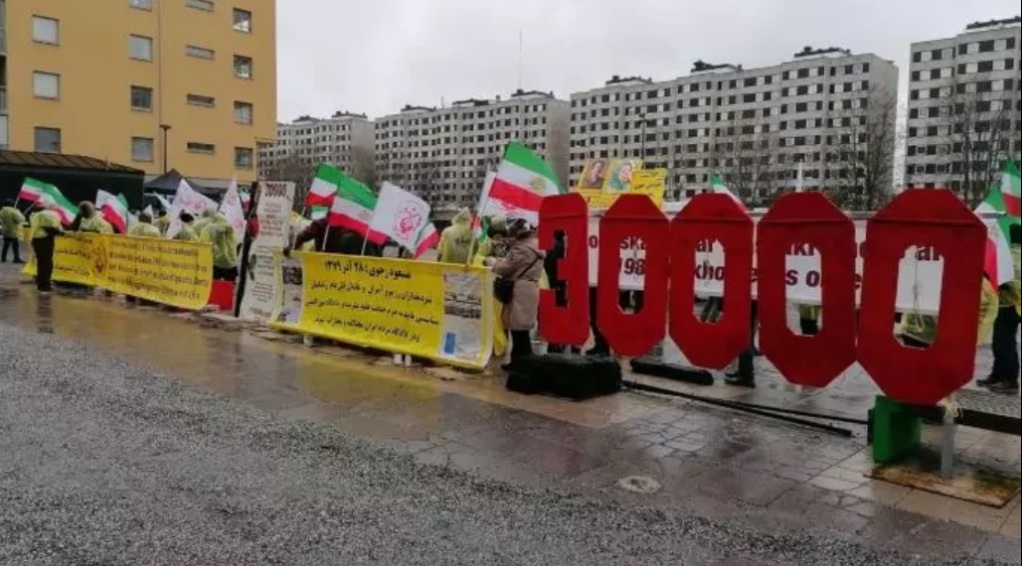Början på bödeln Hamid Nouris hovrätt i Stockholm och protest av frihetsälskare iranier